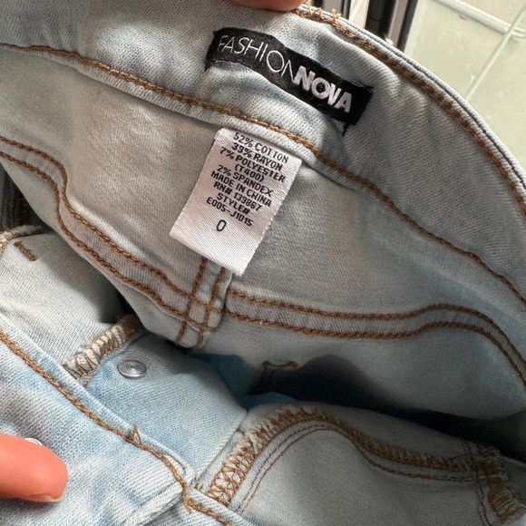 Not so common distressed flare jeans - Picture 2 of 3